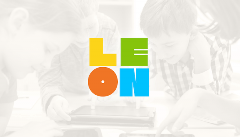 LeOn Logo, Kinder am Tablet im Hintergrund